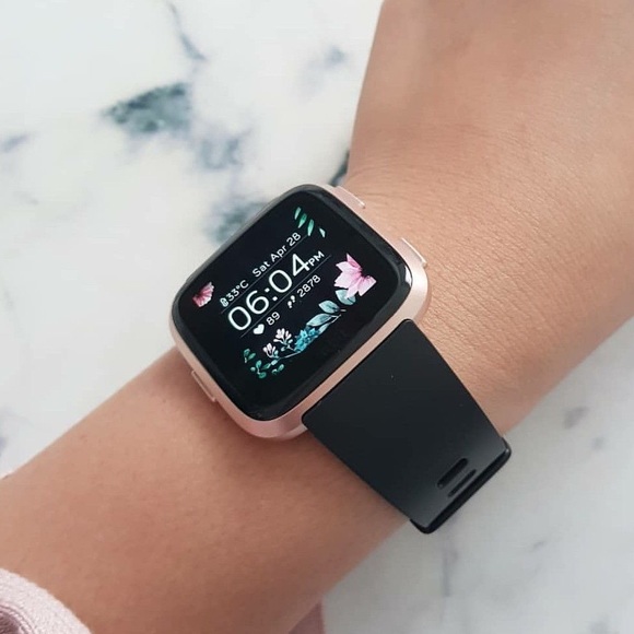 Accessories - Fitbit Versa Rose Gold Watch With Accessories!